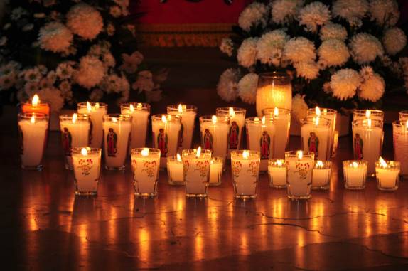 Devoção na Igreja San Cristobal, em San Cristobal de Las Casas, no sul do México